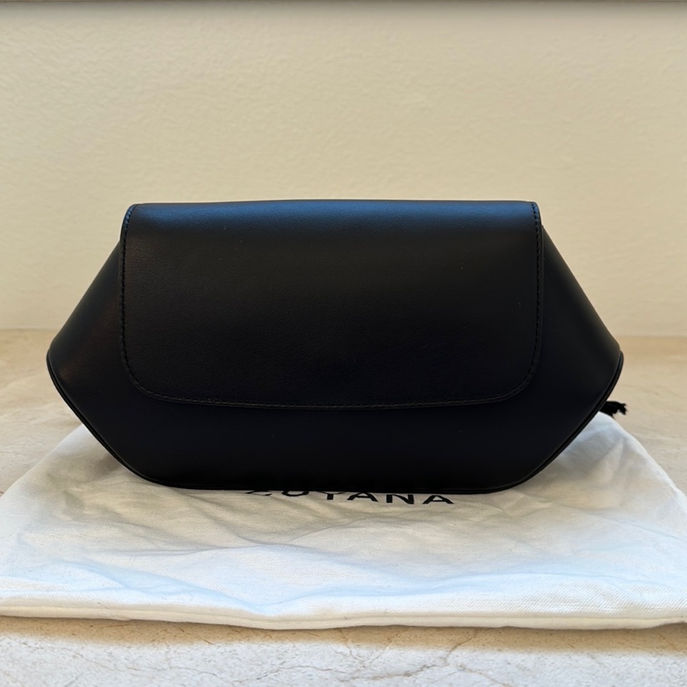 Cuyana Hexagon Clutch in Black